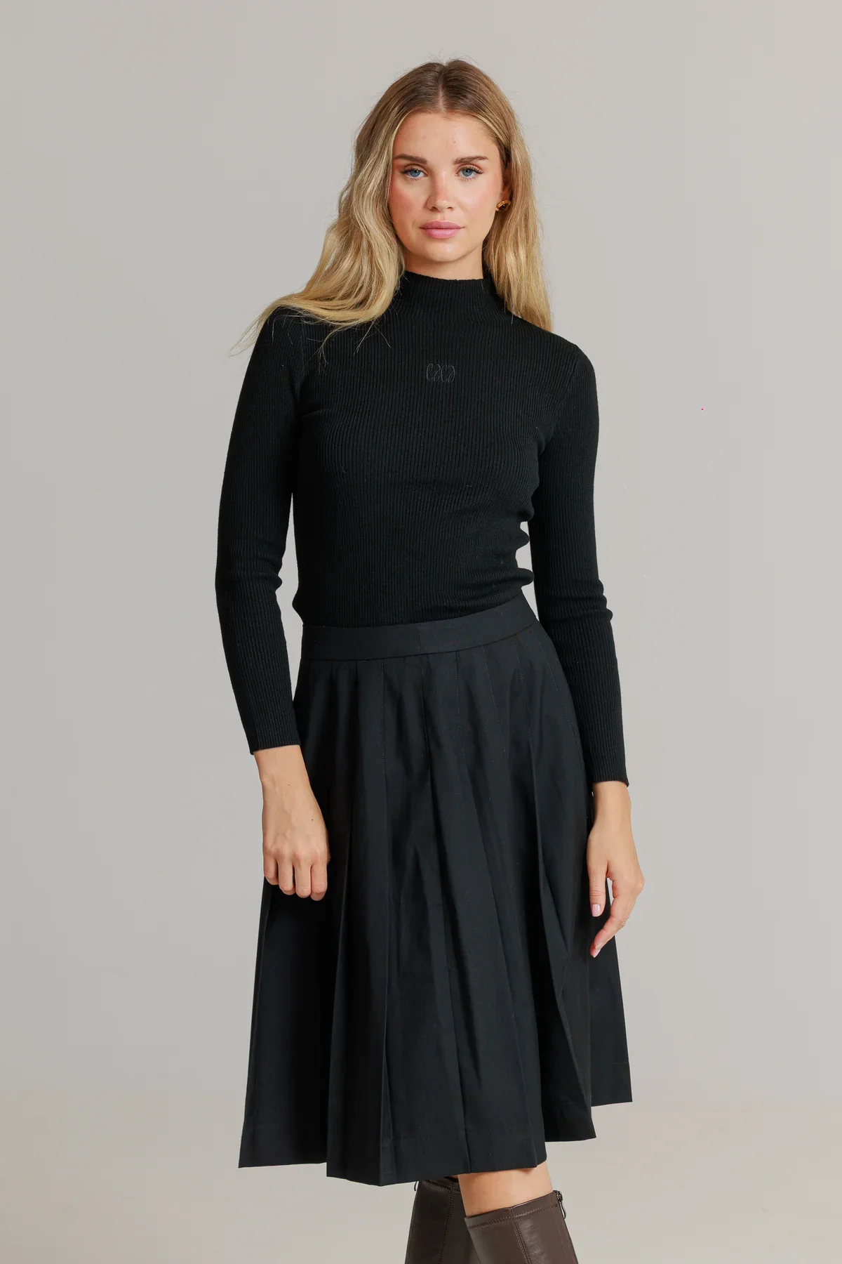 Loup Pleated Skirt Black - Image 2